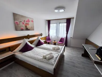 Ein Bett oder Betten in einem Zimmer der Unterkunft HAUS BENICO -Pension-