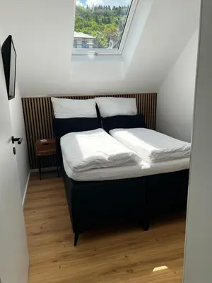 Ein Bett oder Betten in einem Zimmer der Unterkunft Ferienwohnung Weitblick