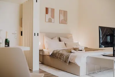 Ein Bett oder Betten in einem Zimmer der Unterkunft LLR Design Apartment - Soleil Blanc im Zentrum von Koblenz