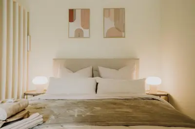 Ein Bett oder Betten in einem Zimmer der Unterkunft LLR Design Apartment - Soleil Blanc im Zentrum von Koblenz