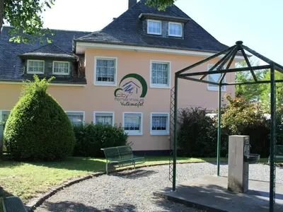 Das Gebäude in dem sich das Ferienhaus befindet