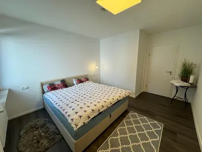 Ein Bett oder Betten in einem Zimmer der Unterkunft Tolle helle & ruhige 125 qm Whg. nähe Zentrum I-O