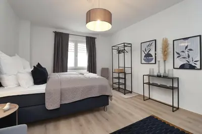 Ein Bett oder Betten in einem Zimmer der Unterkunft Design am Rhein I Traumlage Rheinufer I 3BR I Küche I öffentl Parkplätze I helloYOU apartments x BRIGHT Collection