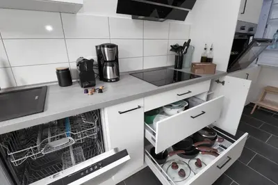 Küche/Küchenzeile in der Unterkunft Design am Rhein I Traumlage Rheinufer I 3BR I Küche I öffentl Parkplätze I helloYOU apartments x BRIGHT Collection