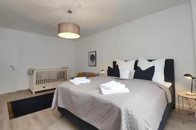Ein Bett oder Betten in einem Zimmer der Unterkunft Design am Rhein I Traumlage Rheinufer I 3BR I Küche I öffentl Parkplätze I helloYOU apartments x BRIGHT Collection