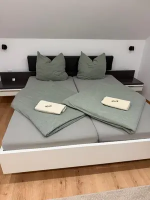 Ein Bett oder Betten in einem Zimmer der Unterkunft FeWo zur Römischen Weinstraße
