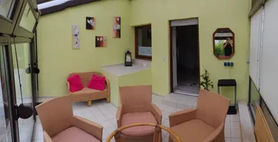 Ein Sitzbereich in der Unterkunft Ferienwohnung Trier-Euren