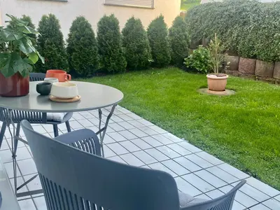Ein Garten an der Unterkunft Moderne Wohnung mit Terrasse & Parkplatz; Nähe BWZK & Amazon