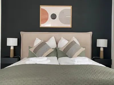 Ein Bett oder Betten in einem Zimmer der Unterkunft Moderne Wohnung mit Terrasse & Parkplatz; Nähe BWZK & Amazon