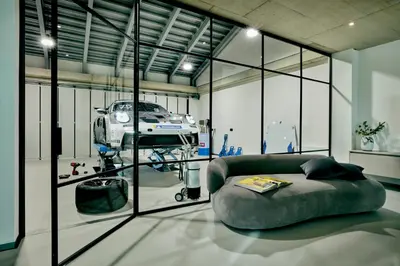 Ein Sitzbereich in der Unterkunft Racers Lodge Grand Prix - mit Hebebühne und Doppelgarage