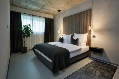 Ein Bett oder Betten in einem Zimmer der Unterkunft Racers Lodge Grand Prix - mit Hebebühne und Doppelgarage