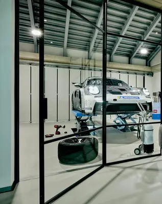 Grundriss der Unterkunft Racers Lodge Nordschleife - mit Hebebühne und Doppelgarage