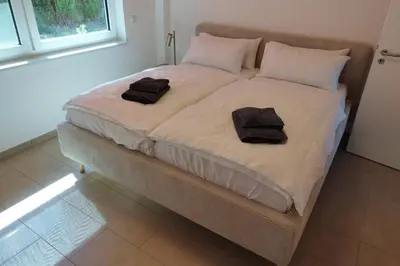 Ein Bett oder Betten in einem Zimmer der Unterkunft Apprimus Ferienwohnungen - Waldsee Rieden