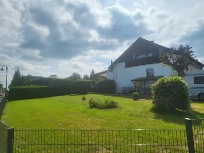 Ein Garten an der Unterkunft Ferienwohnung Mosel Hunsrück