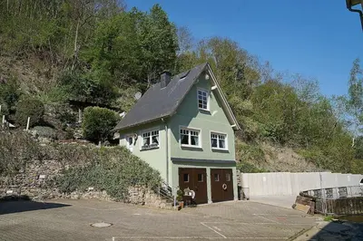 Das Gebäude in dem sich das Ferienhaus befindet