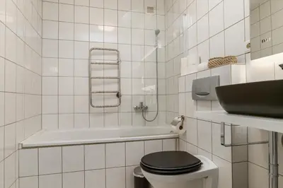 Ein Badezimmer in der Unterkunft Elbling Appartement for 2 People - Billiards - Balcony with Mosel View - Parking - Wine Barrel Bar - Fully Equipped Kitchen - Netflix - WaipuTV - 3 km from Cochem