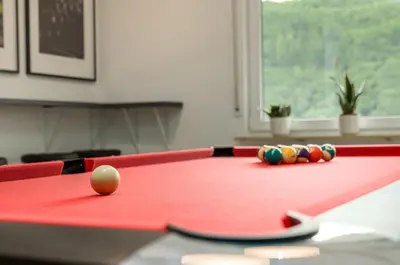 Ein Billardtisch in der Unterkunft Elbling Appartement for 2 People - Billiards - Balcony with Mosel View - Parking - Wine Barrel Bar - Fully Equipped Kitchen - Netflix - WaipuTV - 3 km from Cochem