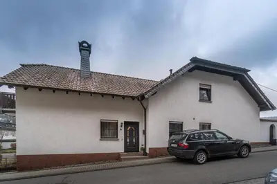 Das Gebäude in dem sich das Ferienhaus befindet