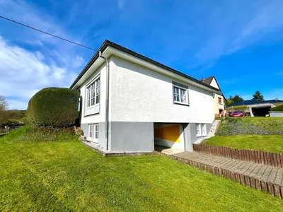 Das Gebäude in dem sich das Ferienhaus befindet