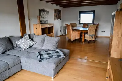 Ein Sitzbereich in der Unterkunft Ferienwohnung Boxenstopp