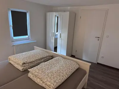 Ein Bett oder Betten in einem Zimmer der Unterkunft Ferienwohnung direkt an der Mosel im Zentrum von Zell