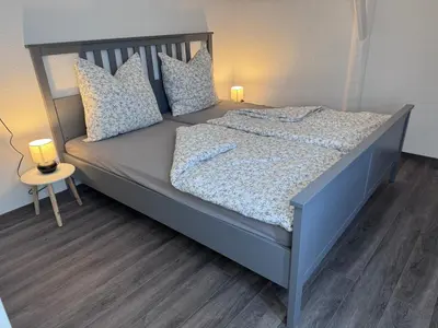 Ein Bett oder Betten in einem Zimmer der Unterkunft Ferienwohnung direkt an der Mosel im Zentrum von Zell