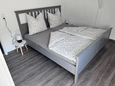 Ein Bett oder Betten in einem Zimmer der Unterkunft Ferienwohnung direkt an der Mosel im Zentrum von Zell