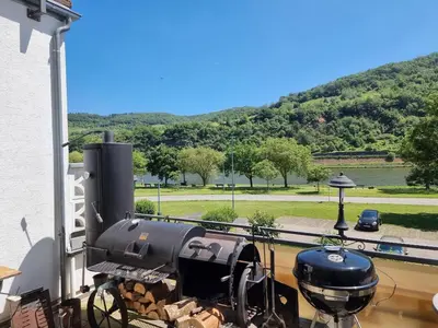 Ein für Gäste verfügbarer Grill im Gasthaus