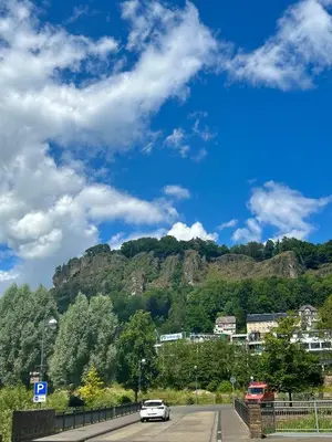Ein allgemeiner Bergblick oder ein Berglick von der Ferienwohnung aus