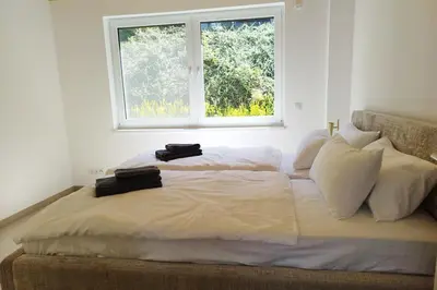 Ein Bett oder Betten in einem Zimmer der Unterkunft Apprimus Ferienwohnungen - Waldsee Rieden Panoramaterrasse 2 EG