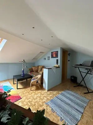 Ein Sitzbereich in der Unterkunft Charming 2 Bedroom House with Cozy Attic in Scenic Ferschweiler Perfect for Families!