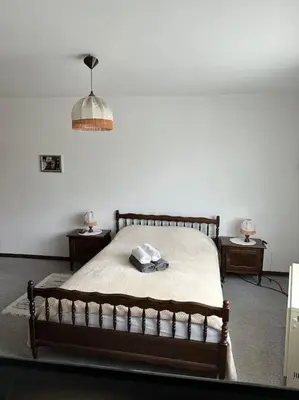 Ein Bett oder Betten in einem Zimmer der Unterkunft Charming 2 Bedroom House with Cozy Attic in Scenic Ferschweiler Perfect for Families!