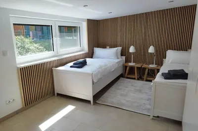 Ein Bett oder Betten in einem Zimmer der Unterkunft Apprimus Ferienwohnungen - Waldsee Rieden Panoramaterrasse 4 OG