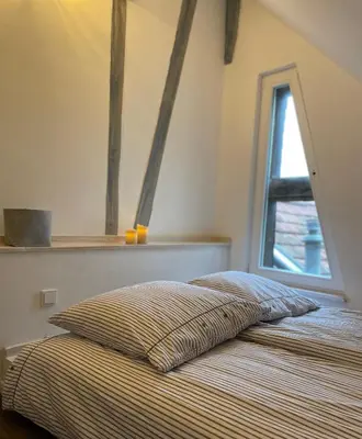 Ein Bett oder Betten in einem Zimmer der Unterkunft Kleines Altstadt-Gästehaus mit Garten und Herz