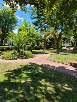 Ein Garten an der Unterkunft Urlaub am Rhein, Ferienwohnung mit Garten