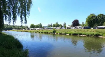 Blick auf einen Fluss in der Nähe des Campingplatzes