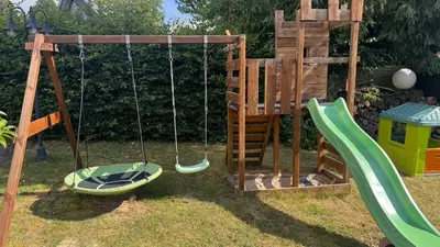 Ein Kinderspielbereich in der Unterkunft Gemütliches Ferienhaus in der Eifel mit Pool, Tennisplatz, Minigolf und nahem See