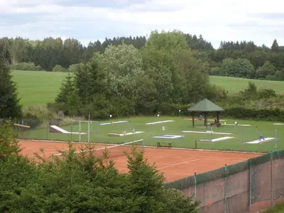 Tennis und/oder Squash in der Unterkunft Gemütliches Ferienhaus in der Eifel mit Pool, Tennisplatz, Minigolf und nahem See oder in der Nähe