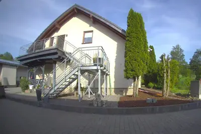 Das Gebäude in dem sich die Ferienwohnung befindet