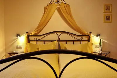 Ein Bett oder Betten in einem Zimmer der Unterkunft Alte Weinschänke