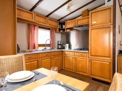 Küche/Küchenzeile in der Unterkunft Holiday Home Holzchalet A-D by Interhome