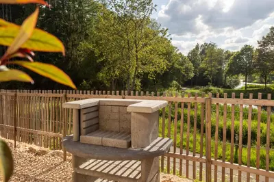 Ein Garten an der Unterkunft Chalet Viadukt I Terrasse I Seeblick I Wandern