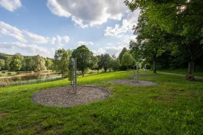 Ein Garten an der Unterkunft Chalet Viadukt I Terrasse I Seeblick I Wandern