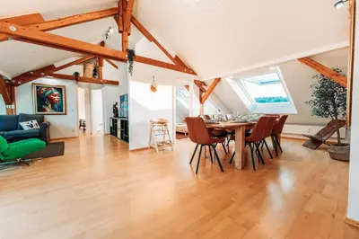 Ein Sitzbereich in der Unterkunft Spacious Penthouse with AC and Free Parking Steps Away From the Central Station