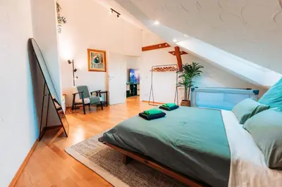 Ein Bett oder Betten in einem Zimmer der Unterkunft Spacious Penthouse with AC and Free Parking Steps Away From the Central Station