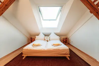 Ein Bett oder Betten in einem Zimmer der Unterkunft Spacious Penthouse with AC and Free Parking Steps Away From the Central Station