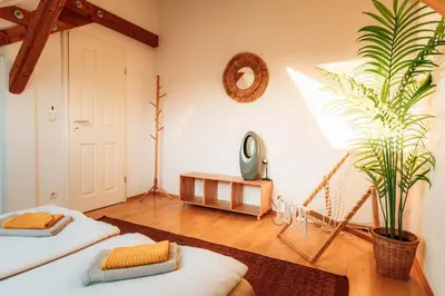 Ein Bett oder Betten in einem Zimmer der Unterkunft Spacious Penthouse with AC and Free Parking Steps Away From the Central Station