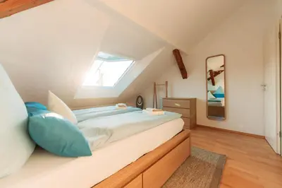 Ein Bett oder Betten in einem Zimmer der Unterkunft Spacious Penthouse with AC and Free Parking Steps Away From the Central Station