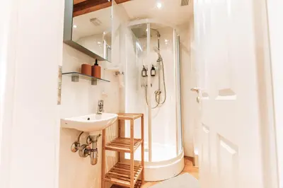 Ein Badezimmer in der Unterkunft Spacious Penthouse with AC and Free Parking Steps Away From the Central Station
