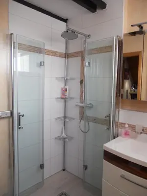 Ein Badezimmer in der Unterkunft Ferienhaus zum Wohlfühlen in der Eifel, Poolnutzung, Tennis, Minigolf, Seenähe